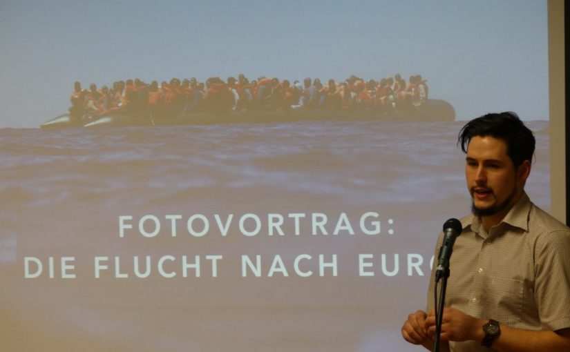 Fotovortrag: Flucht nach Europa – die Grenzen der Menschlichkeit von Eriq Marquardt zur Eröffnung der Fotoausstellung „Deadcalm“ am 14.03.2019