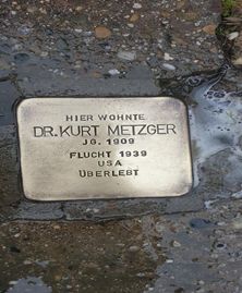 Stolpersteinputzaktion zum Gedenken der Opfer des Holocaust